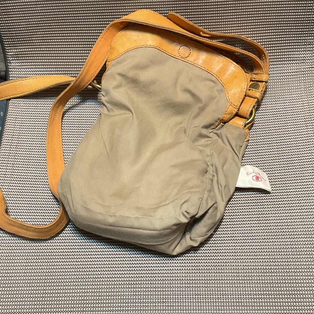 Lucky brand Stylish Tan Leather crossbody Bag - Picture 6 of 9
